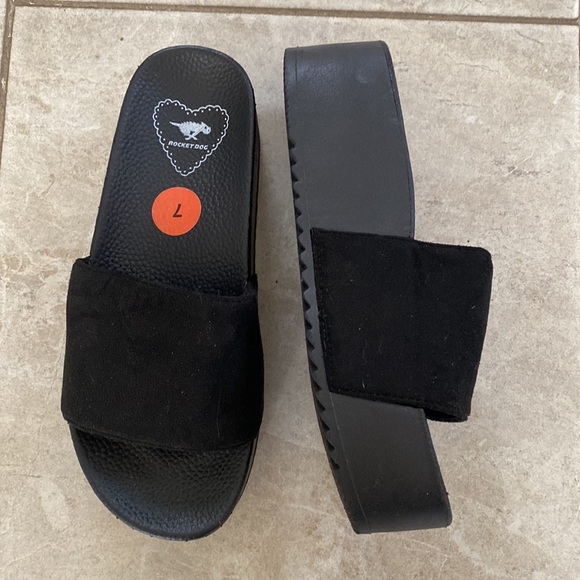 Rocket Dog Black Platform Suede Slide Sandals - Picture 3 of 9